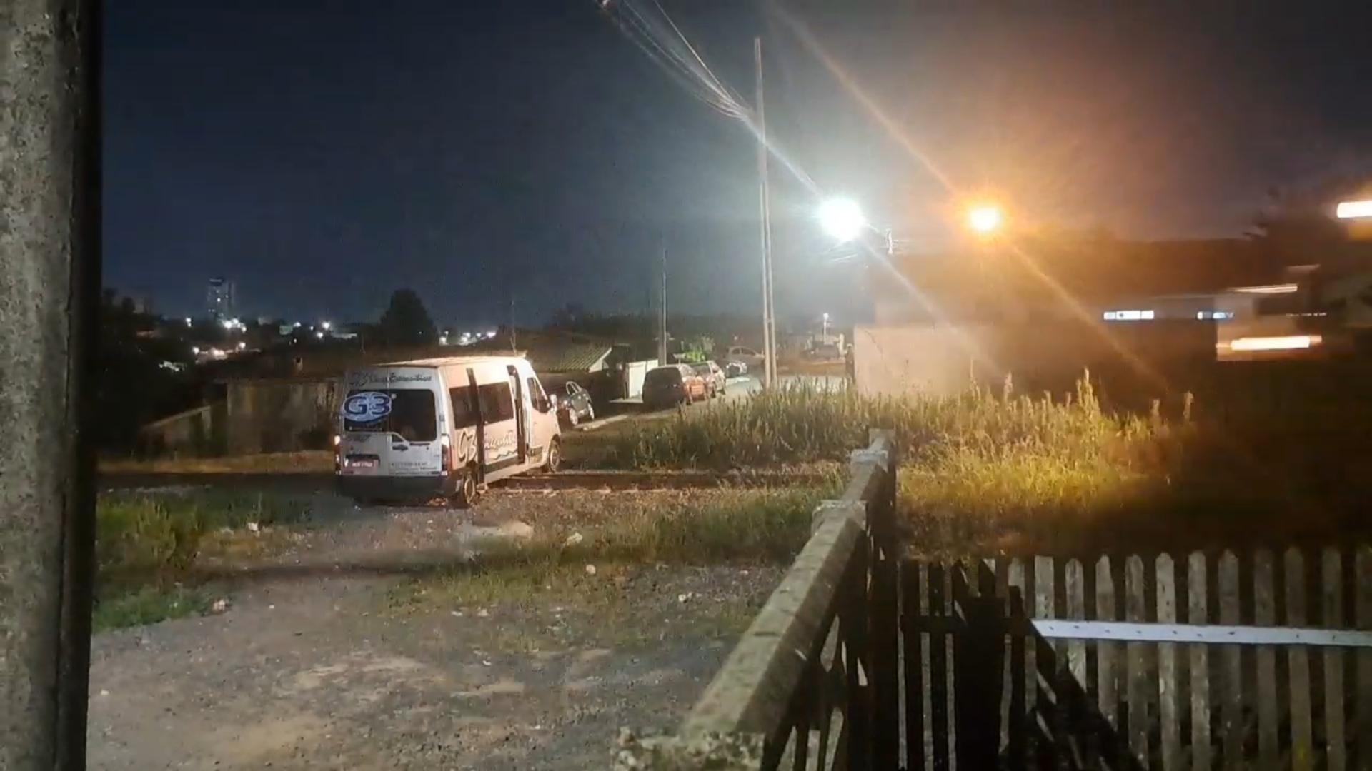 Van fica presa nos trilhos e passageiros saem antes de veículo ser atingido por trem em Ponta Grossa; VÍDEO