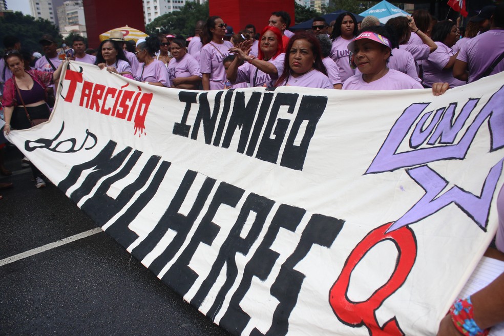 As organizações civis: Apeoesp; Bancada Feminista; Secretaria da Mulher; Central Classe Trabalhadora; SimproSP; e Movimento de mulheres de Olga Benário, organizaram uma manifestações pelo Brasil, que foca no combate ao feminicídio, igualdade de gênero, críticas à jornada de trabalho 6x1 e pelas vidas de mulheres mortas. Neste domingo (8), Dia Internacional das Mulheres. — Foto: WAGNER ORIGENES/ATO PRESS/ESTADÃO CONTEÚDO