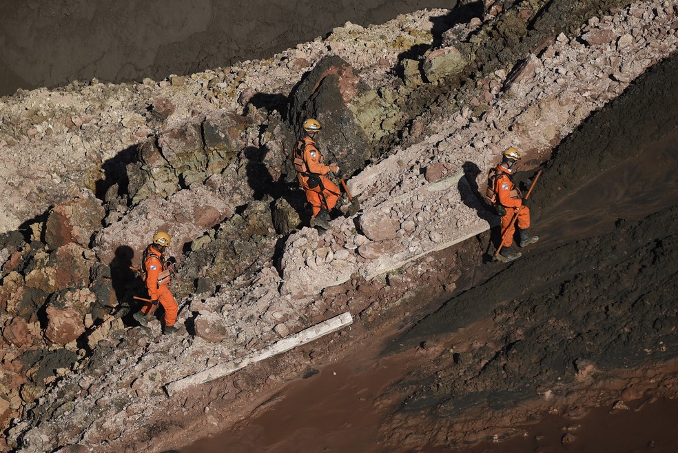 Bombeiros na região do Córrego do Feijão, em Brumadinho, dois dias depois do rompimento da barragem da Vale — Foto: Douglas Magno/AFP