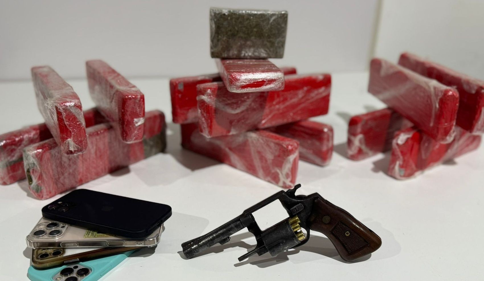 Operação policial termina com homem morto, mulher presa e 14 tabletes de maconha apreendidos em Aracaju