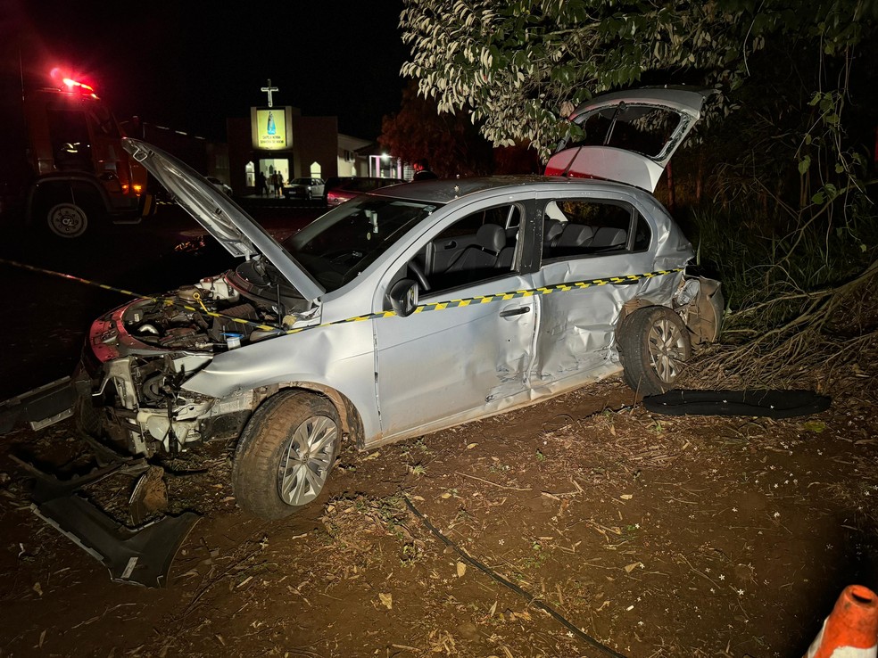 Padre morre e outro fica gravemente ferido após acidente em frente ao local onde celebrariam missa no PR — Foto: Fabricio Eduardo