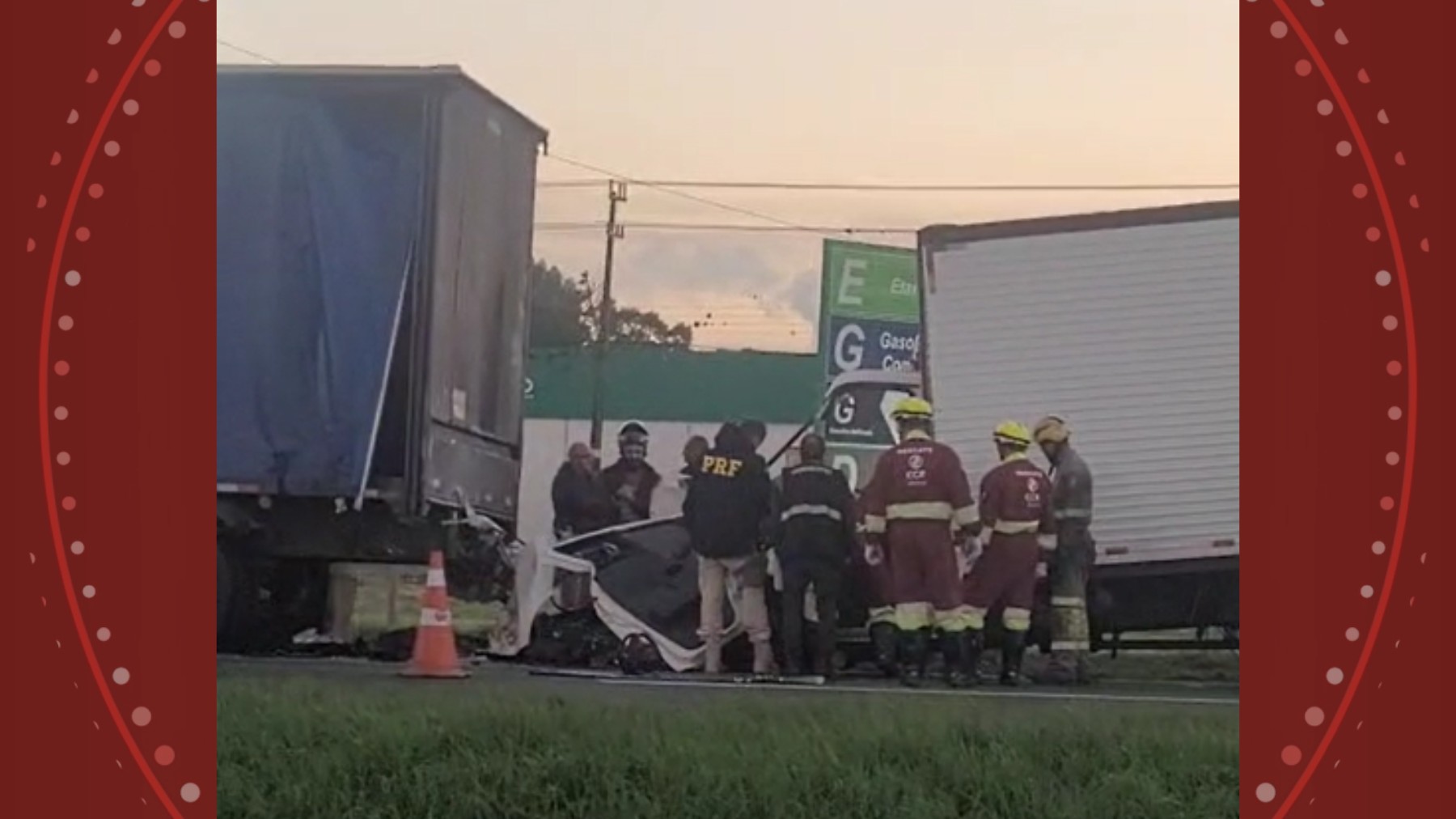 Motorista morre e BR-376 fica interditada após acidente entre caminhões, no Paraná