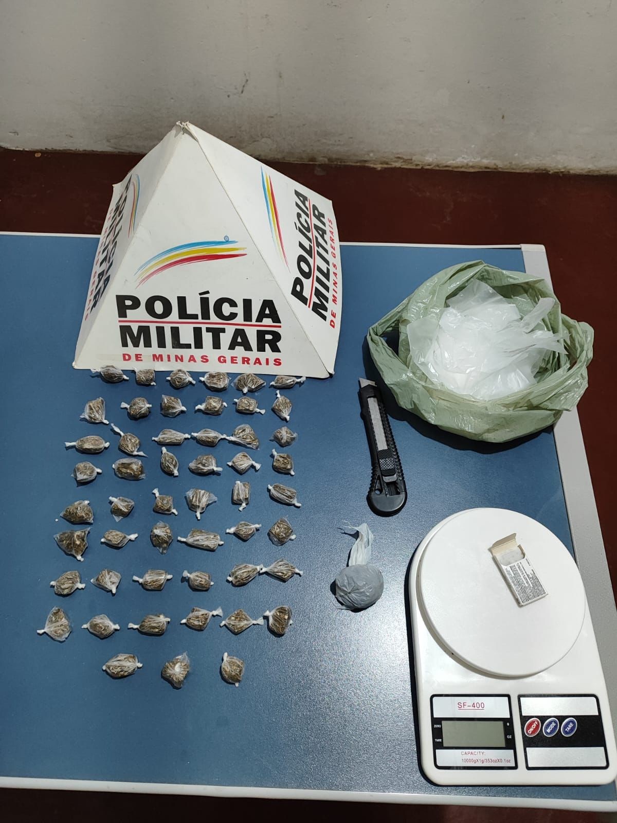 Buchas de maconha são apreendidas após motociclista ficar nervoso e deixar a moto que dirigia desligar na frente de policiais