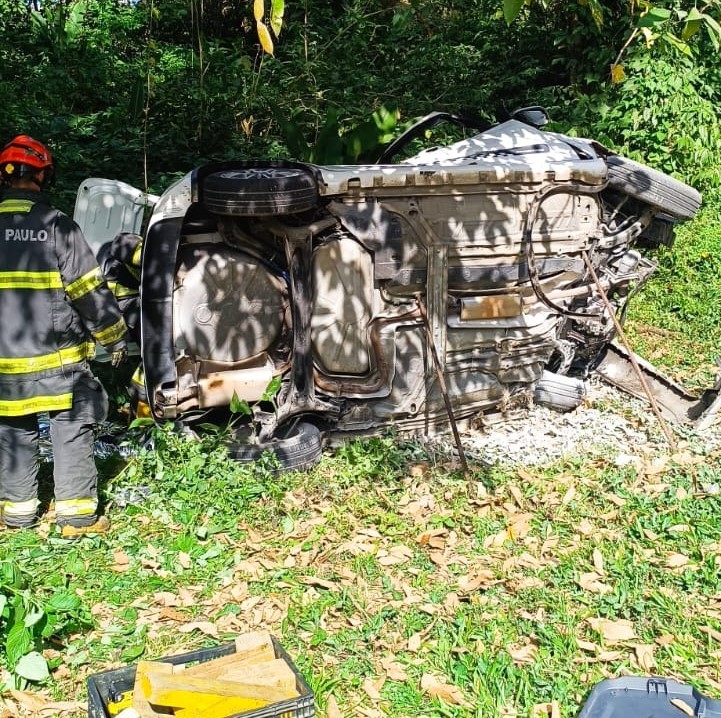 Homem morre em acidente entre carro e caminhão na rodovia Rio-Santos, em Caraguatatuba