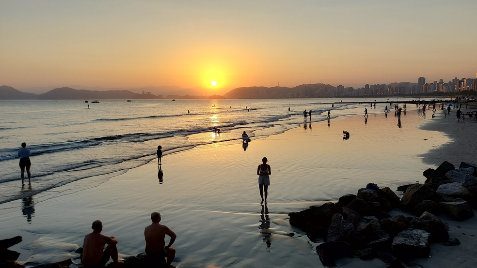 Pôr do sol em Santos, no litoral do estado de São Paulo. — Foto: Luigi Bongiovanni/TheNews2/Estadão Conteúdo