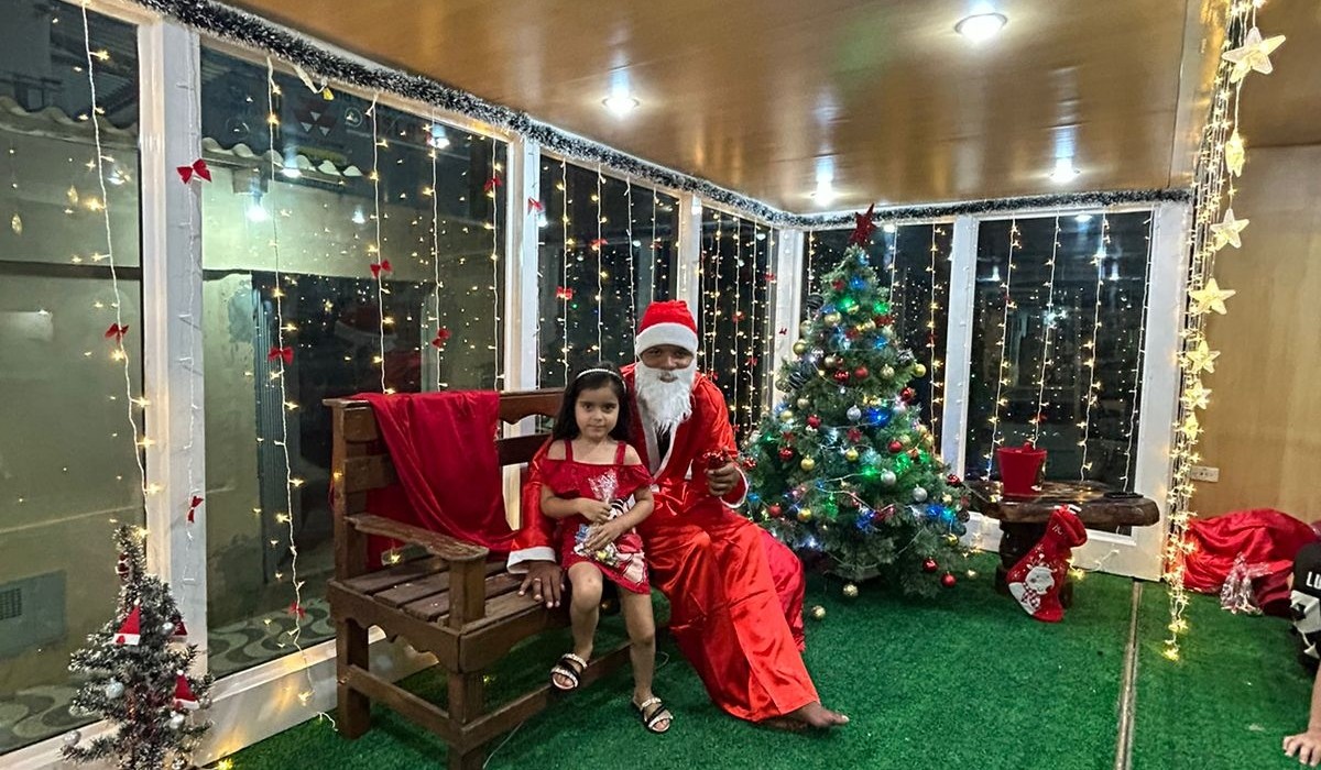 Grupo de voluntários transforma caminhão em casa itinerante do Papai Noel: 'Levar a magia para lugares que a festa não alcança'