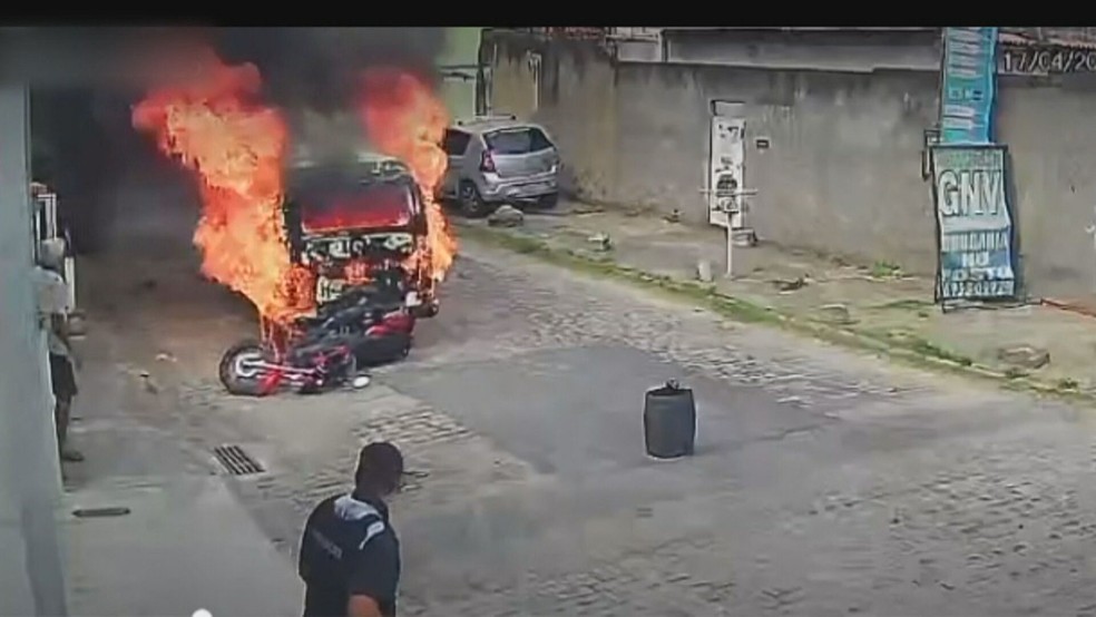Motociclista foi atropelado por Kombi em chamas em Nova Iguaçu, na Baixada Fluminense — Foto: Reprodução/ TV Globo