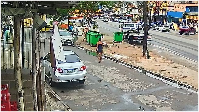 Vídeo mostra idoso descartando suposto corpo esquartejado de barbeiro em lixeira em Belford Roxo