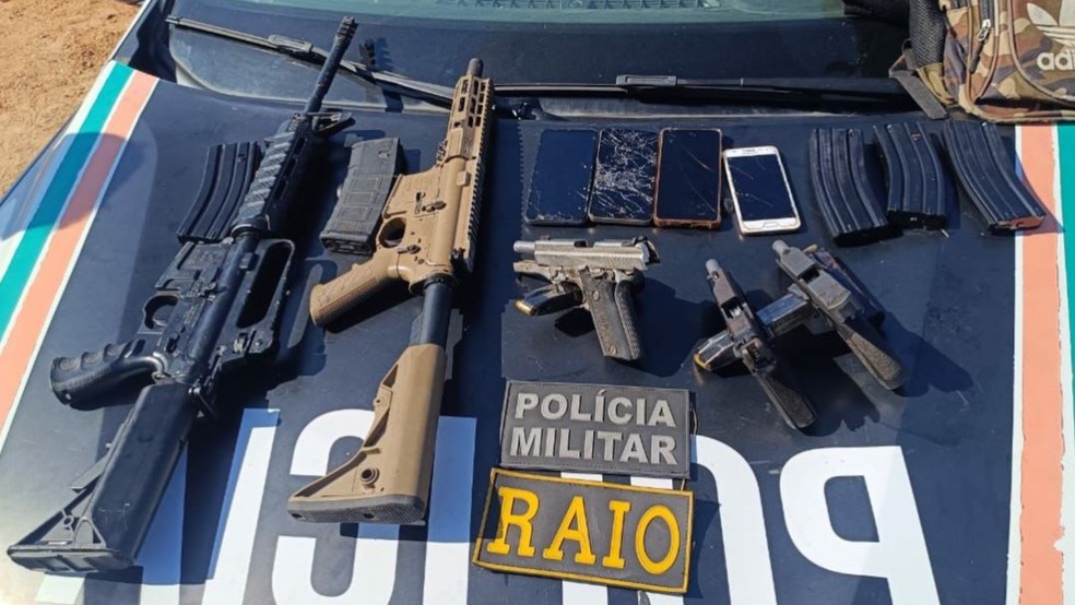 Fuzis, pistolas, granada e mais de 200 munições são apreendidas pela PM durante perseguição em Fortaleza. — Foto: PMCE/ Divulgação