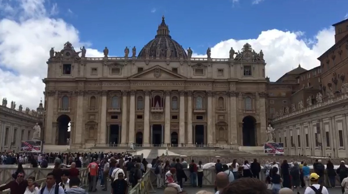 Padre e professor que estão no Vaticano falam sobre expectativa do anúncio do novo papa: 'momento de grande emoção'