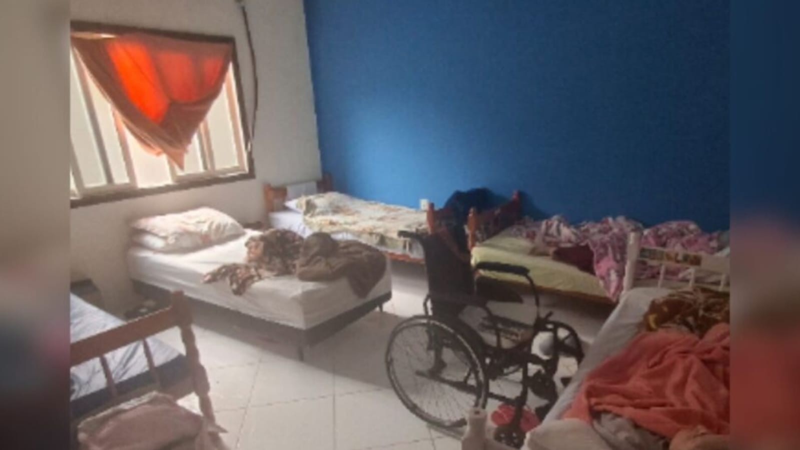 Fiscalização de asilos clandestinos acha idosos malcuidados e camas amontadas, e paciente é levada ao hospital