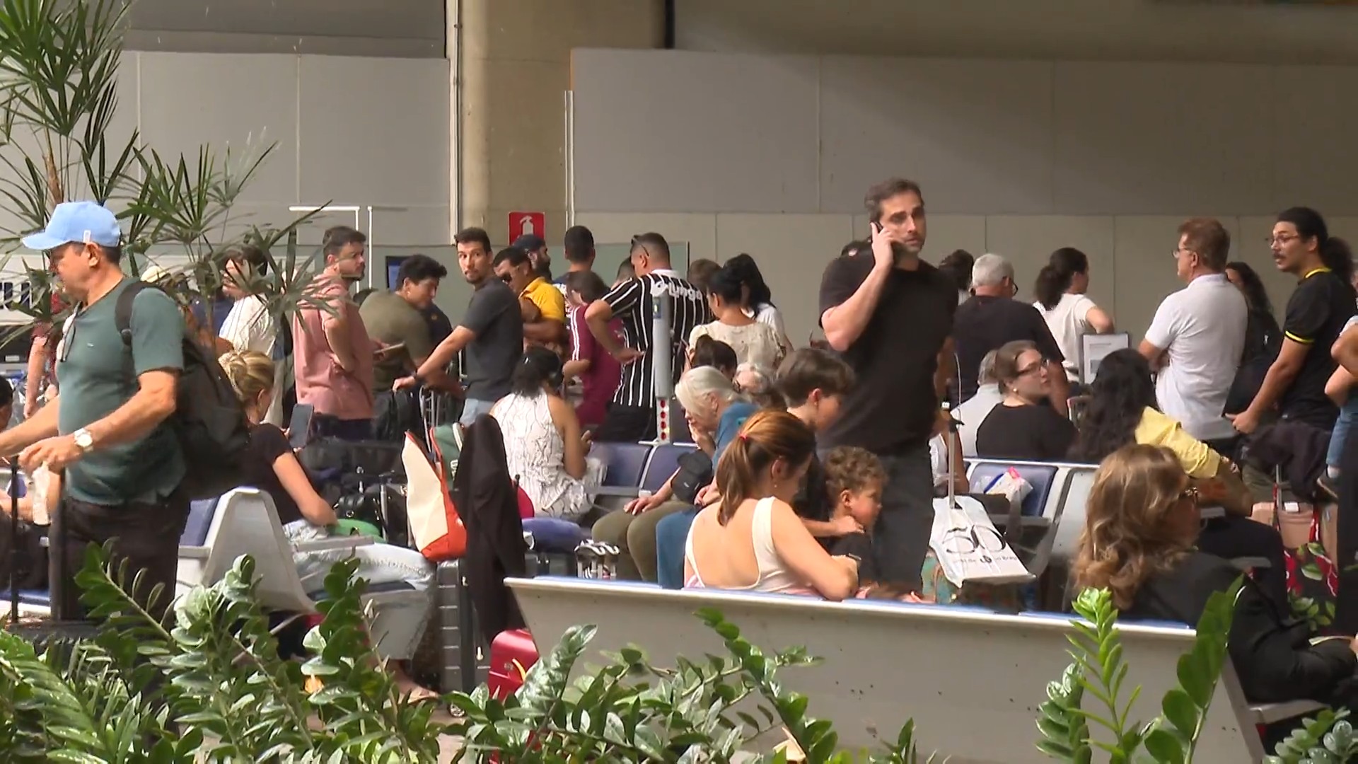 VÍDEOS: Aeroporto em Confins suspende atividades após problema na pista