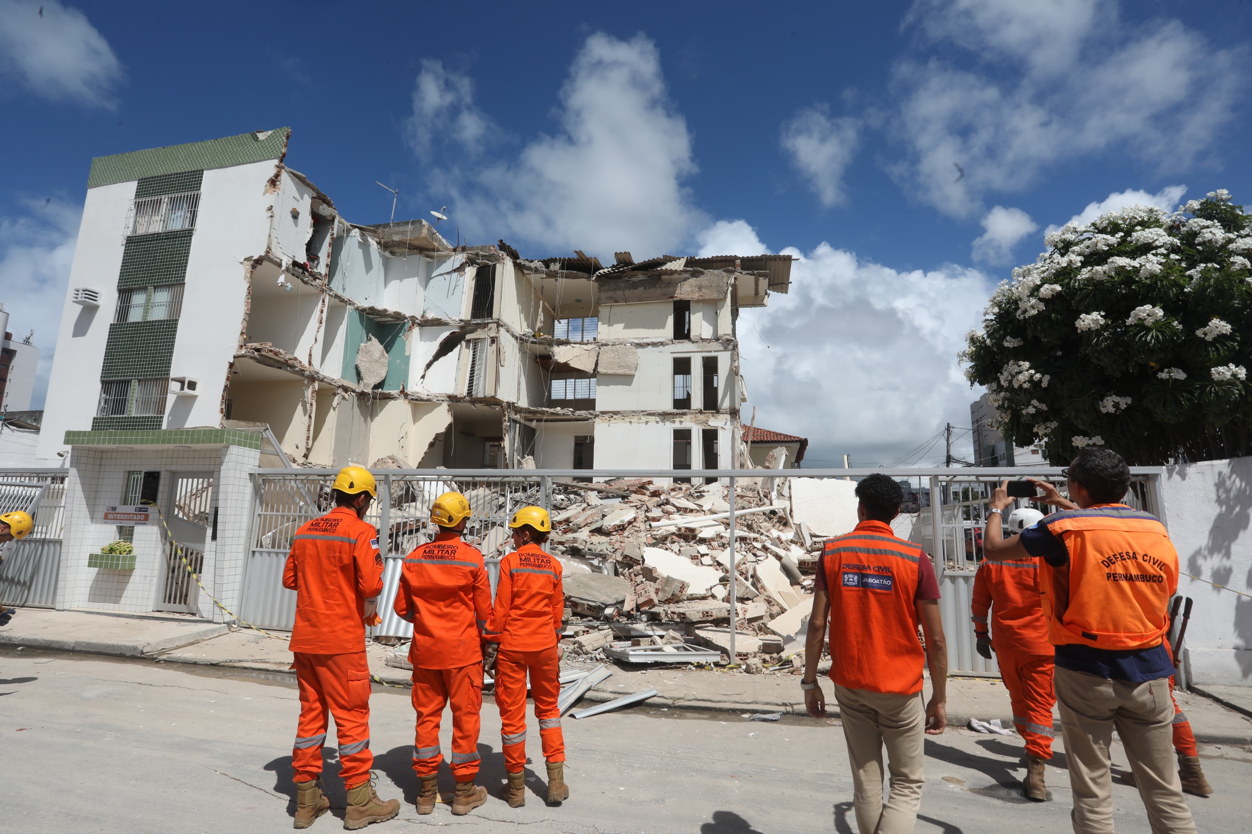 Moradores do prédio que desabou em Jaboatão perceberam estrutura cedendo dias antes, com rachaduras e portas sem abrir