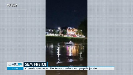Caminhonete cai no Rio Acre e condutor escapa pela janela