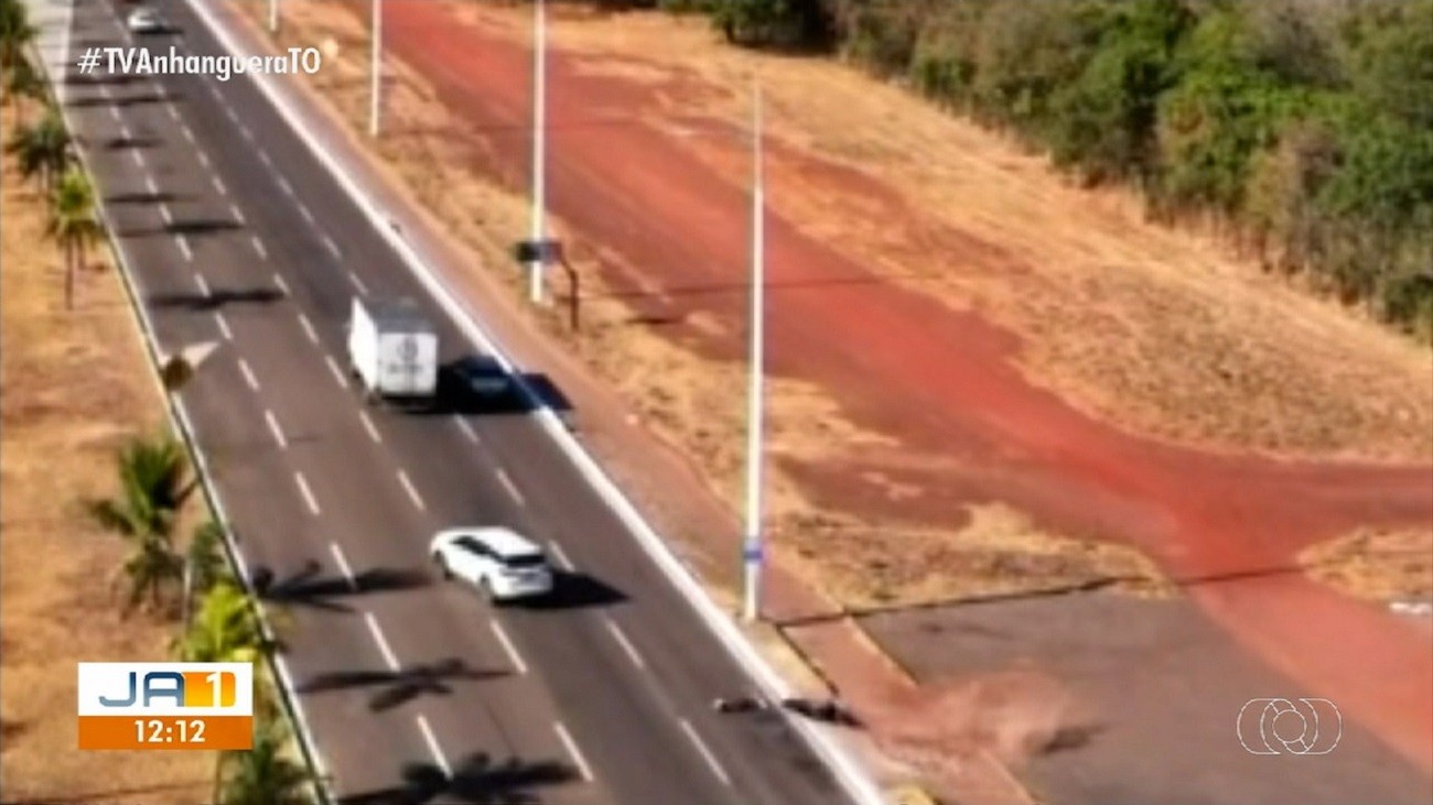 Drone da TV Anhanguera flagra momento em que motociclista tenta fazer gato e cai em avenida de Palmas