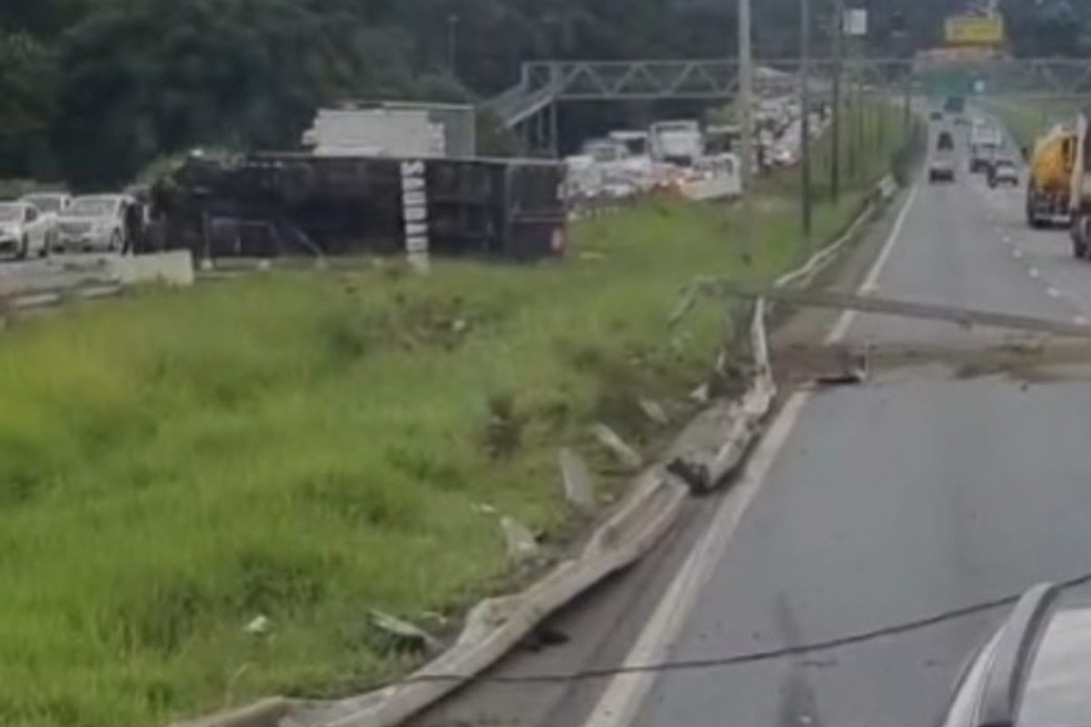 Caminhão tomba, derruba poste e causa congestionamento na Fernão Dias, em Atibaia