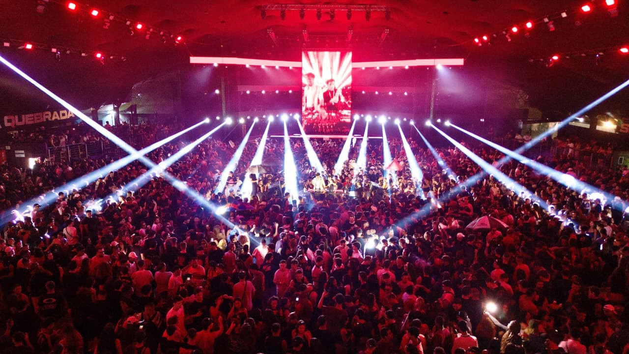 	
Umbrellas, funk bruxaria e graves ecoando pela cidade: conheça o baile que conquistou o interior de SP