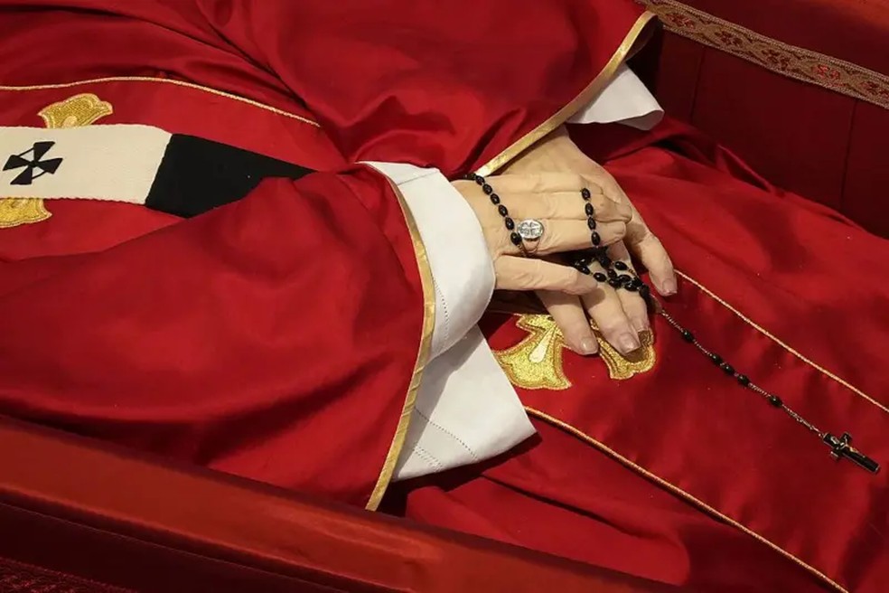 O anel de prata era usado por Francisco no dia a dia, enquanto o anel do pescador, quebrado após sua morte, era usado em ocasiões particulares. — Foto: Getty Images via BBC