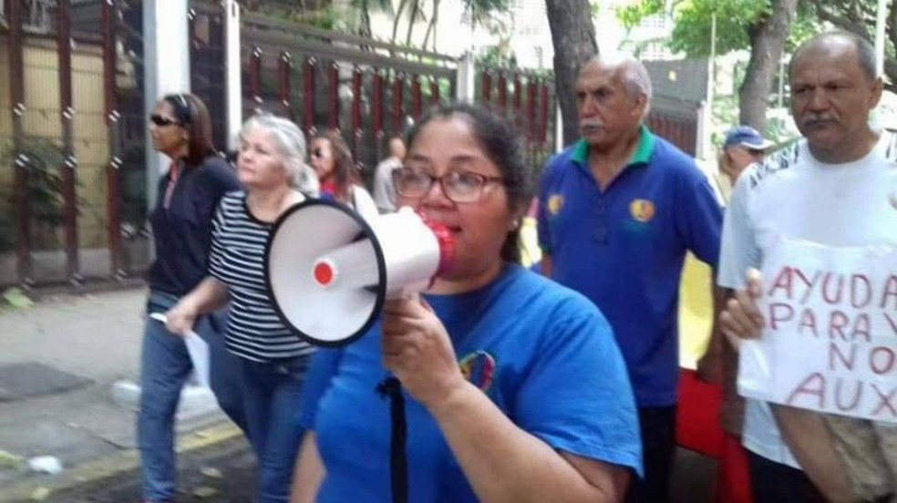 Belkis Bolívar está considerando deixar o ensino devido aos baixos salários. — Foto: Arquivo pessoal via BBC