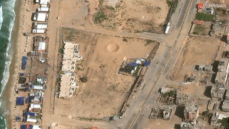 Uma imagem de satélite mostra crateras de ataque aéreo na estrada costeira na cidade de Gaza, 19 de outubro de 2023. — Foto: Maxar Technologies/Handout via REUTERS