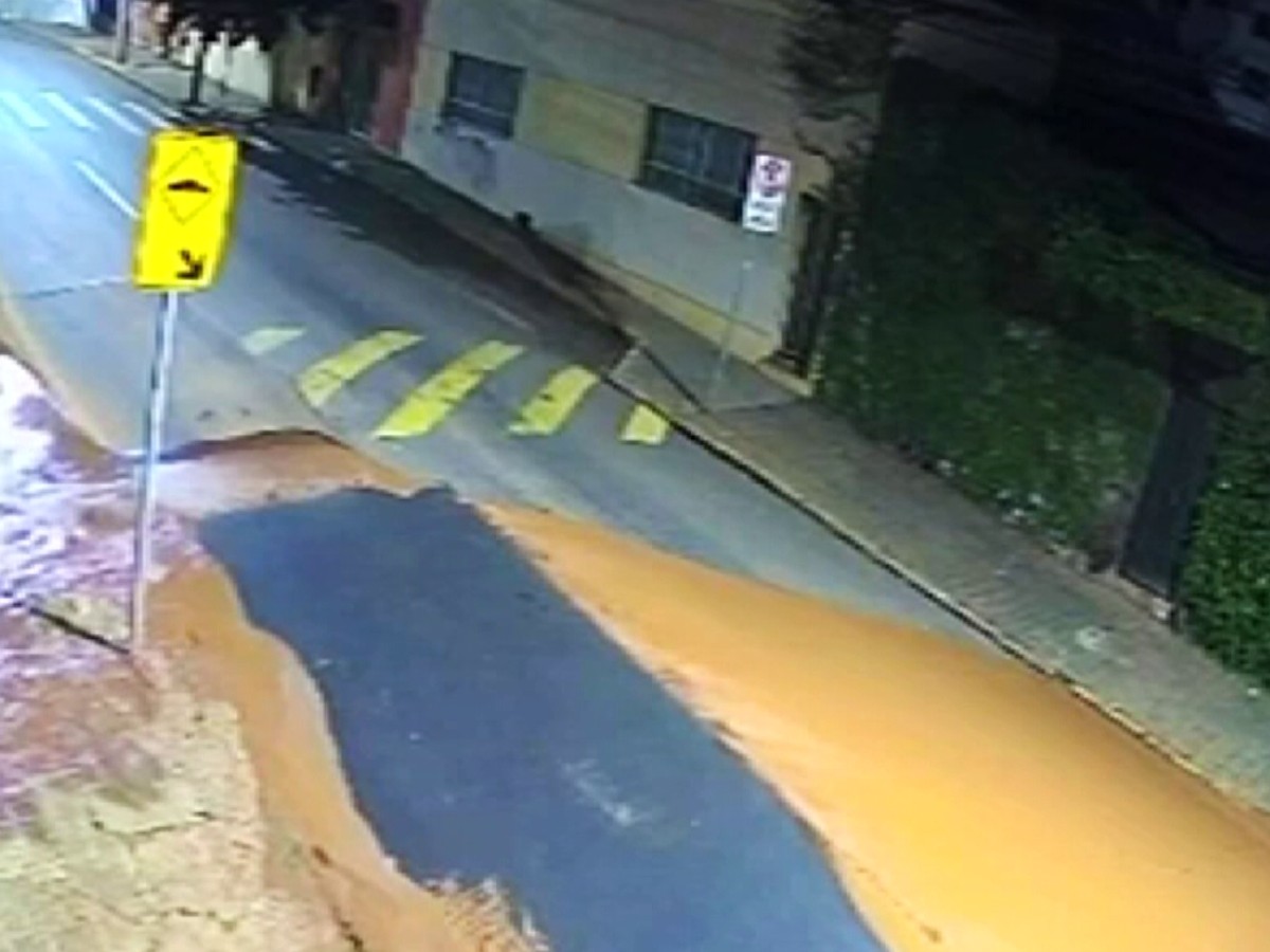 VÍDEO flagra barro inundando rua pelas bordas do asfalto em Piracicaba