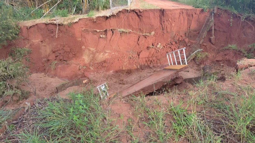Após chuva intensa, Balneário Municipal de Quatá (SP) se rompeu — Foto: Defesa Civil/Divulgação