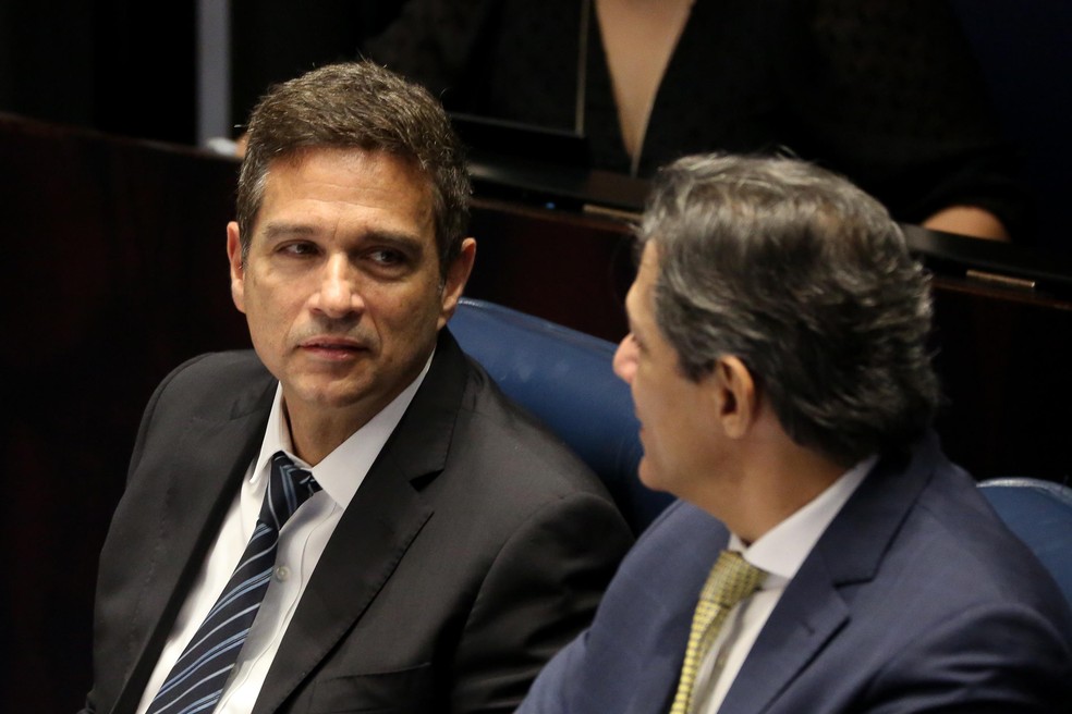 Presidente do Banco Central, Campos Neto, e o ministro da Fazenda, Fernando Haddad, durante sessão sobre o tema juros, inflação e crescimento, no Senado Federal, em Brasília (DF), nesta quinta-feira (27). — Foto: FáTIMA MEIRA/FUTURA PRESS/FUTURA PRESS/ESTADÃO CONTEÚDO