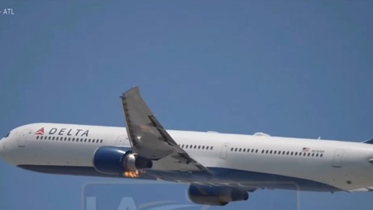 Chamas em motor levam avião a fazer pouso de emergência logo após decolagem nos EUA; VÍDEO - Boeing 767-400 da companhia aérea americana Delta decolou de Los Angeles com destino a Atlanta na sexta (18), mas teve que retornar ao aeroporto de destino após problema em um dos motores. Pouso ocorreu em segurança.