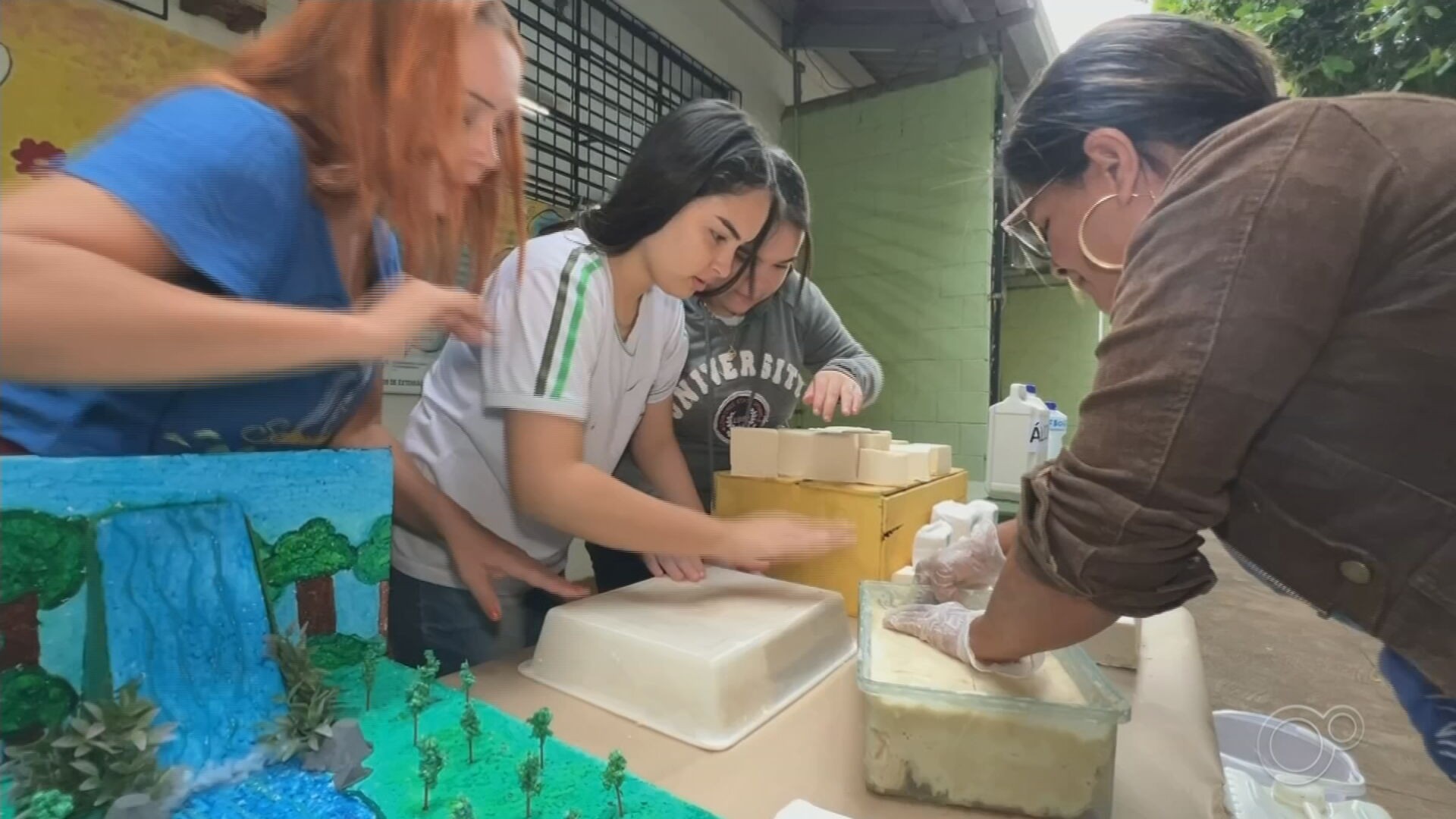 Alunos de escola estadual transformam óleo de cozinha usado em sabão para evitar poluição de córrego em Rio Preto