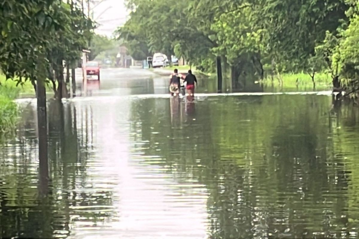 Dezenas de famílias são levadas para abrigo após chuvas intensas em Peruíbe, SP