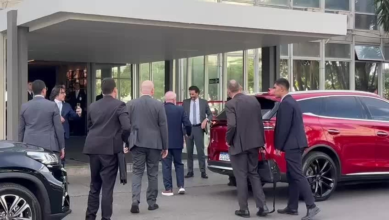 Lula vai a reunião sobre política mineral e mostra suas meias coloridas a jornalistas; vídeo