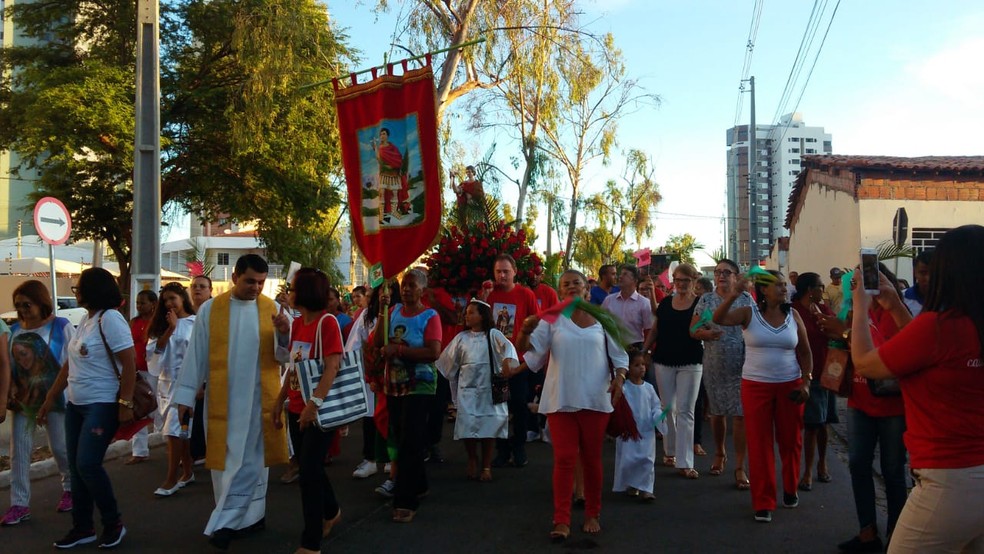 Católicos realizam procissão em homenagem a Santo Expedito em Petrolina — Foto: Aracelly Romão/ TV Grande Rio