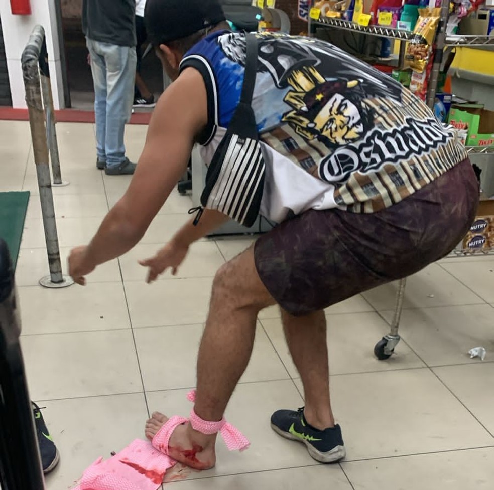 Vascaíno é baleado no pé em briga de torcida na Zona Norte do Rio — Foto: Reprodução