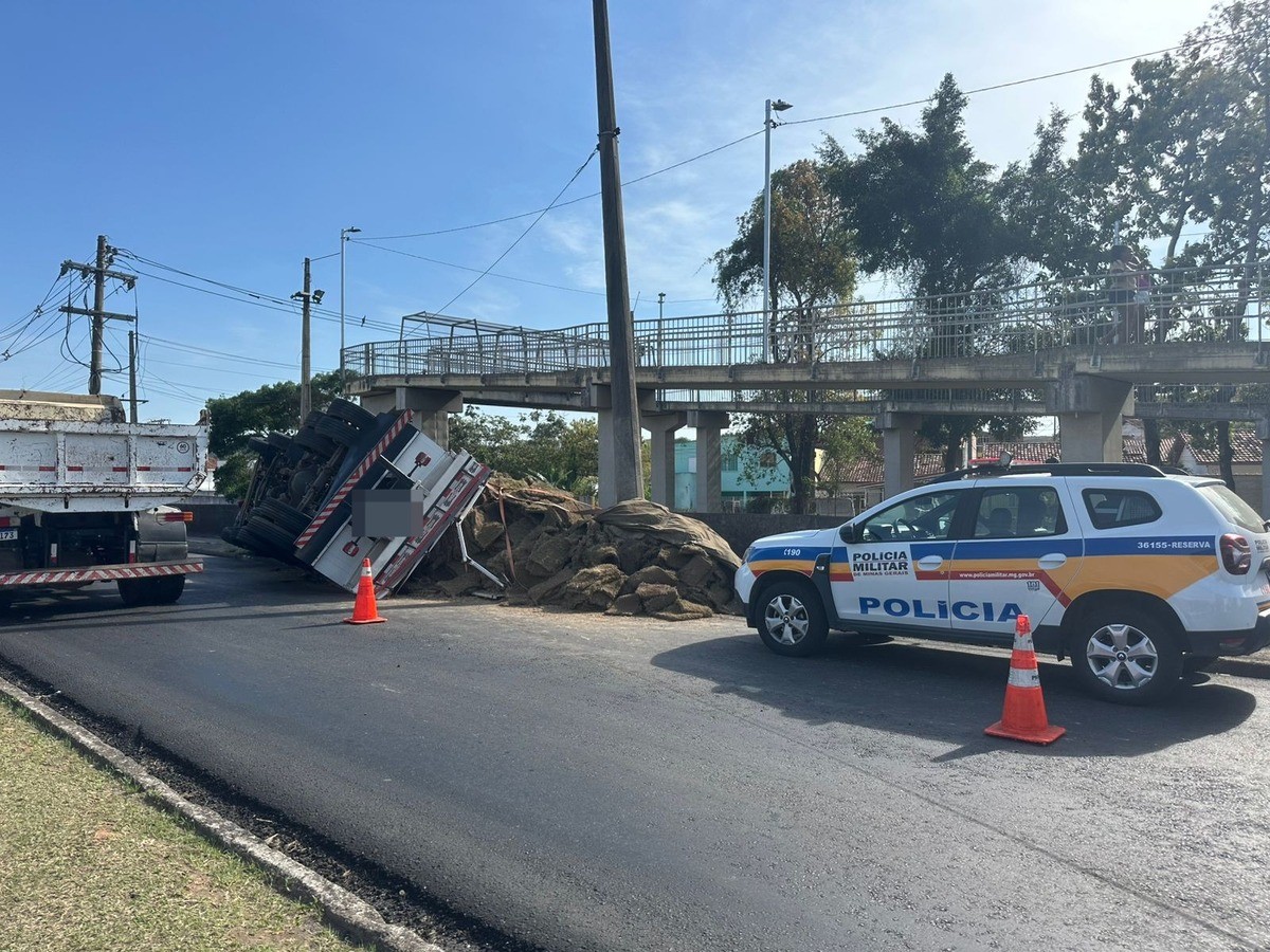 Caminhão com grama tomba e deixa casal ferido na Avenida JK, em Juiz de Fora