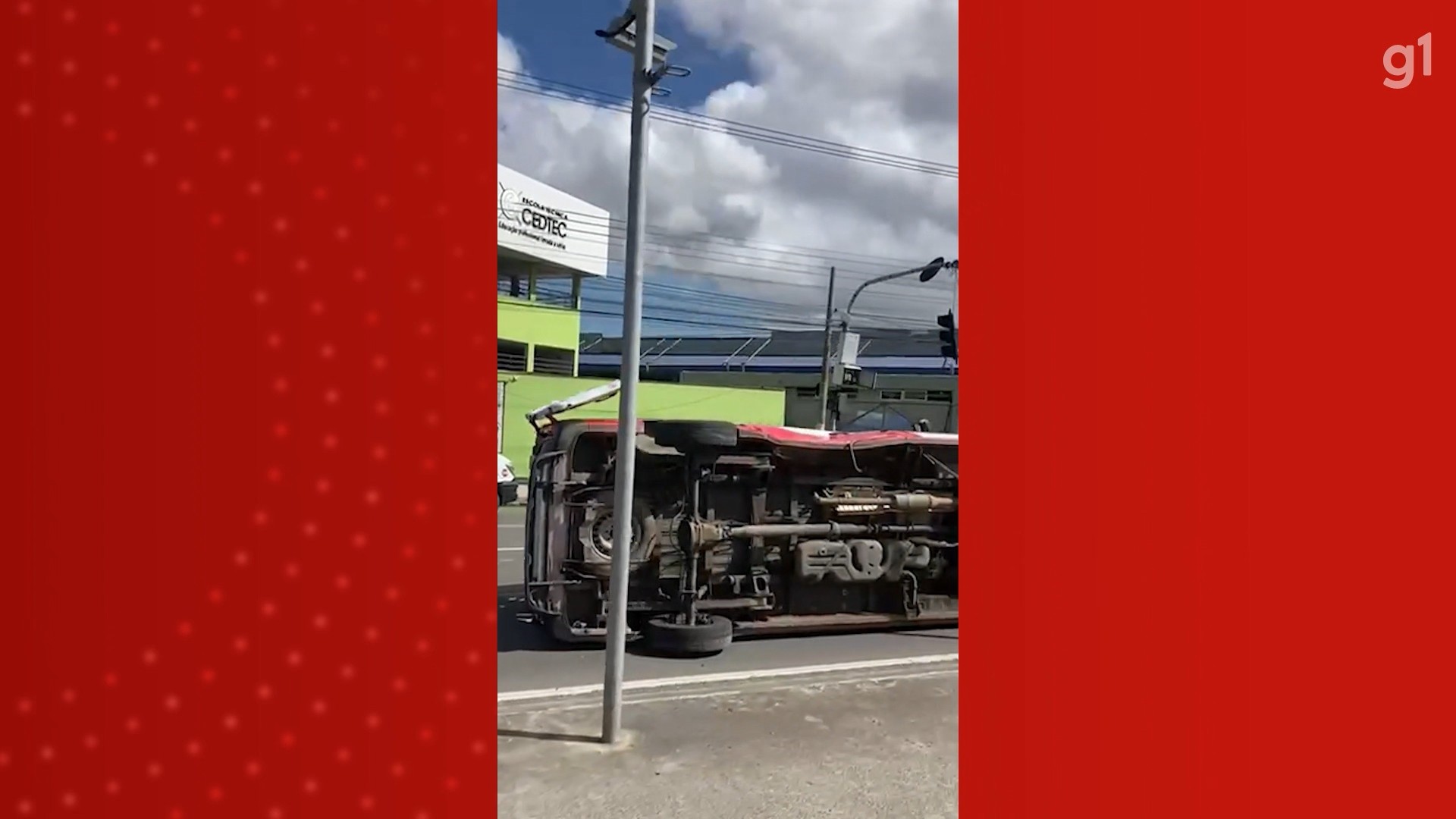 VÍDEO: ambulância que socorria paciente tomba após sofrer acidente com carro em Cariacica