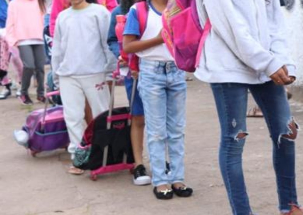 Alunos fazem fila para entrar na escola. — Foto: Divulgação/Prefeitura de Goiânia 