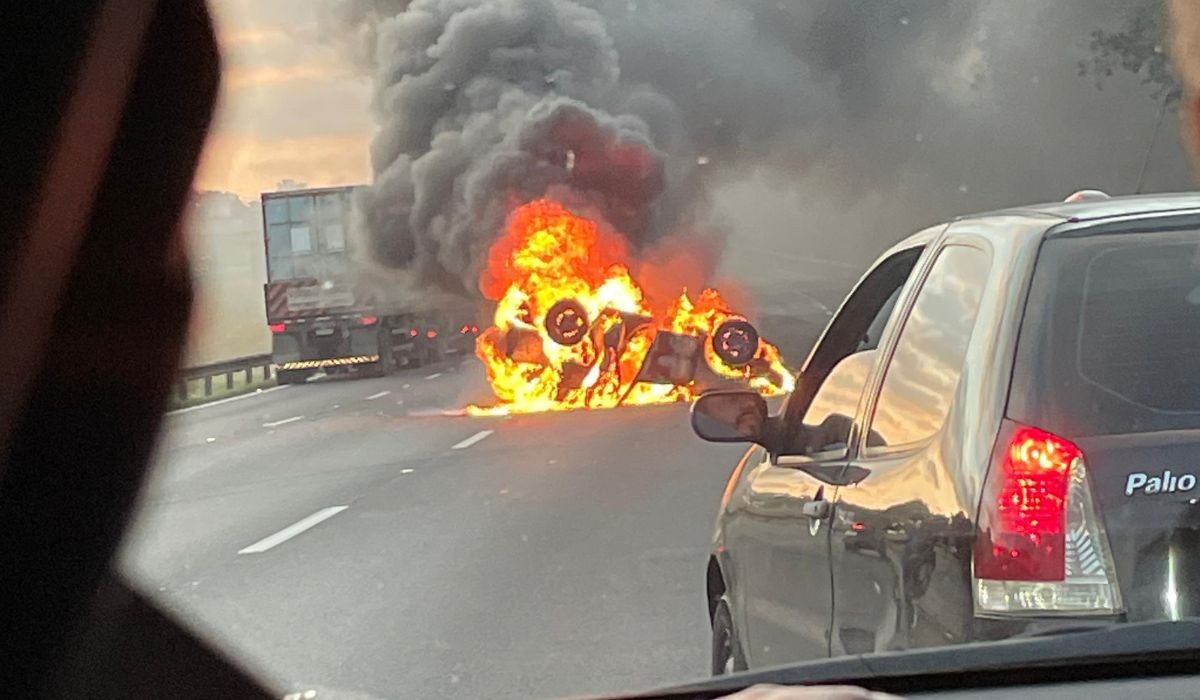 Carro é destruído pelo fogo após batida e vítima é socorrida em estado grave na Bandeirantes, em Campinas