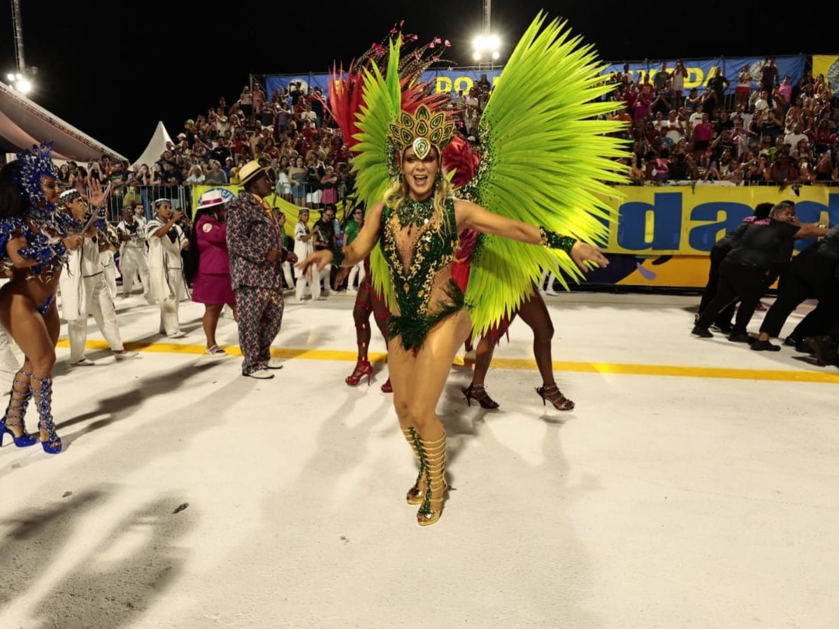 Sheila Mello desfila em Santos e conta os bastidores do carnaval: 'Com massagista e champagne'