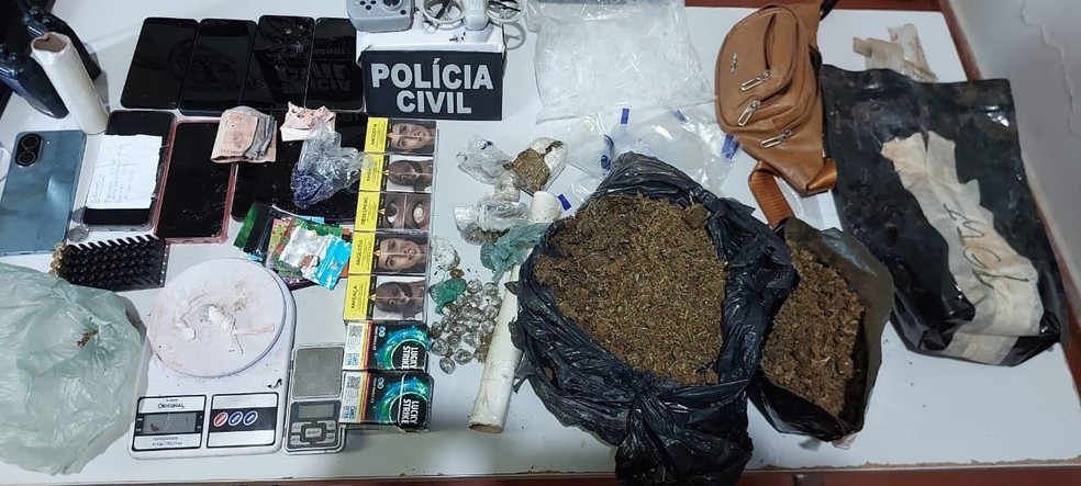 Cães farejadores ajudaram a Polícia Civil a localizar drogas escondidas em um prédio abandonado. — Foto: Divulgação/ Polícia Civil