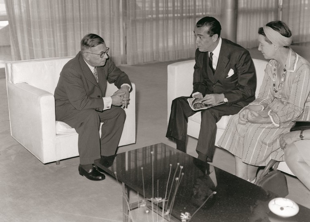 Jean-Paul Sartre, Juscelino Kubitschek e Simone de Beauvoir em Brasília, em 1960. — Foto: Acervo Agência Nacional