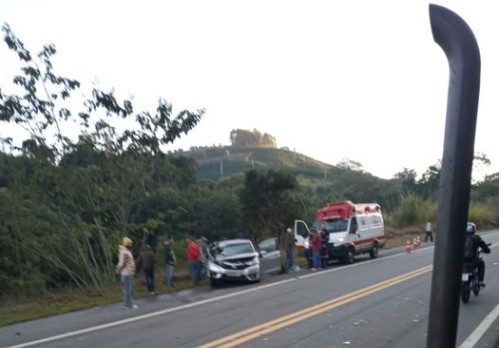 Duas pessoas morrem e duas ficam feridas em acidente com três veículos em Divinolândia