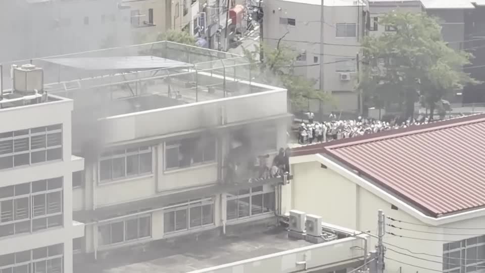VÍDEO: crianças aguardam resgate no parapeito de janela durante incêndio em escola no Japão