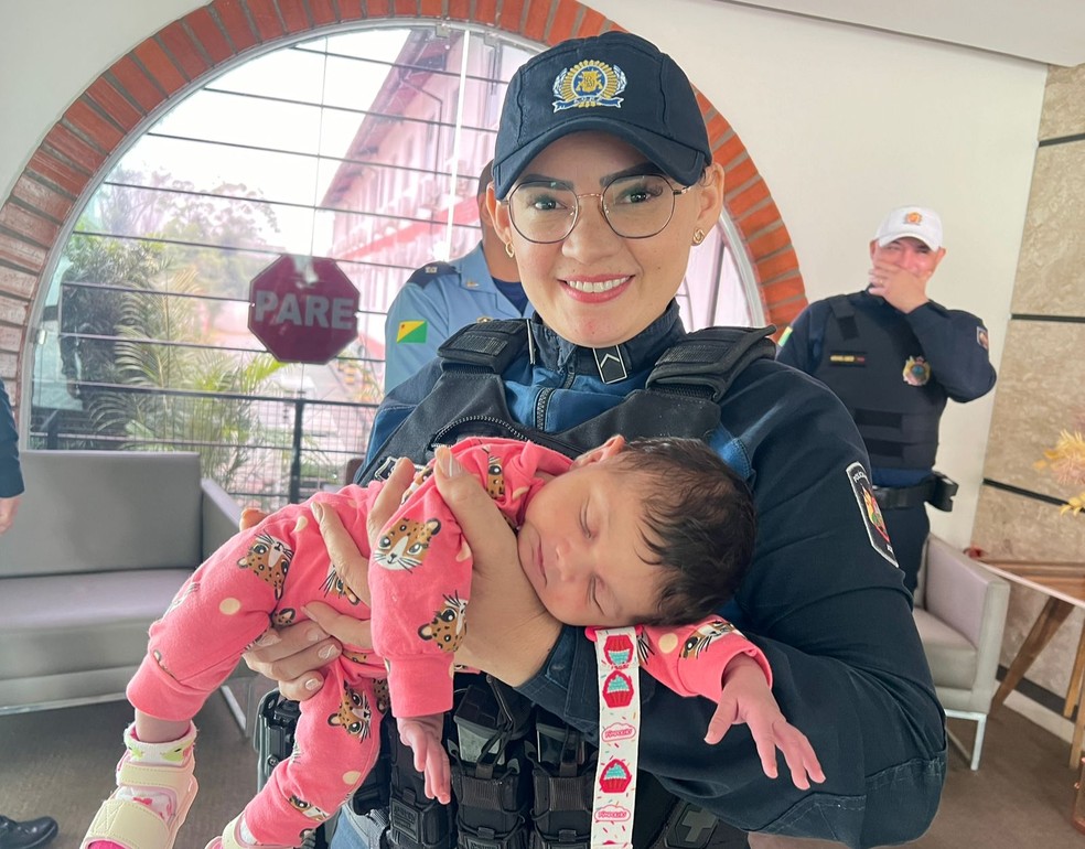 Soldado Raiane Gomes também é enfermeira e fez a manobra de  Heimlich na bebê — Foto: Vitória Guimarães/Rede Amazônica Acre