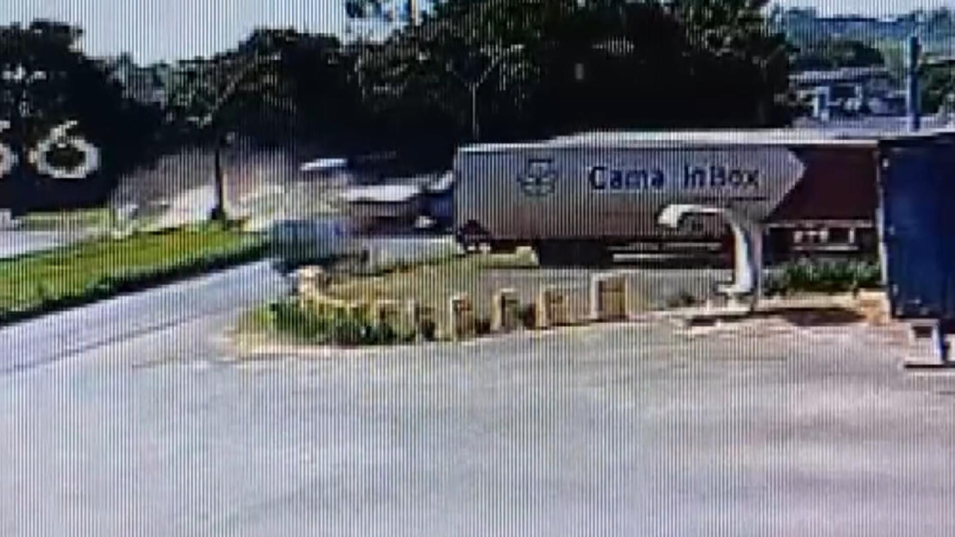 VÍDEO: Câmera de segurança registrou momento em que ambulância foi atingida por caminhão no PR; uma pessoa morreu e sete ficaram feridas