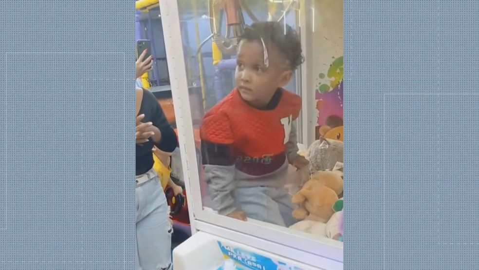 Uma criança de 4 anos ficou presa dentro de uma máquina de bichos de pelúcia durante uma celebração em São João de Meriti — Foto: Reprodução/ TV Globo