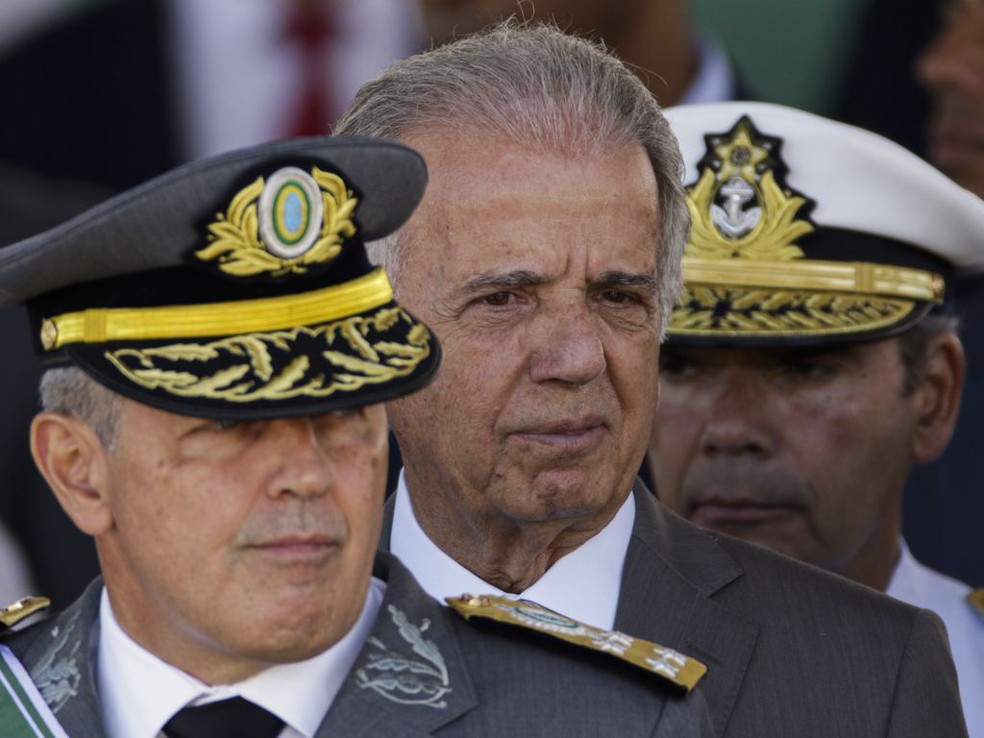 Ministro da Defesa, José Mucio, entre dois militares no 7 de Setembro — Foto: Joédson Alves/Agência Brasil