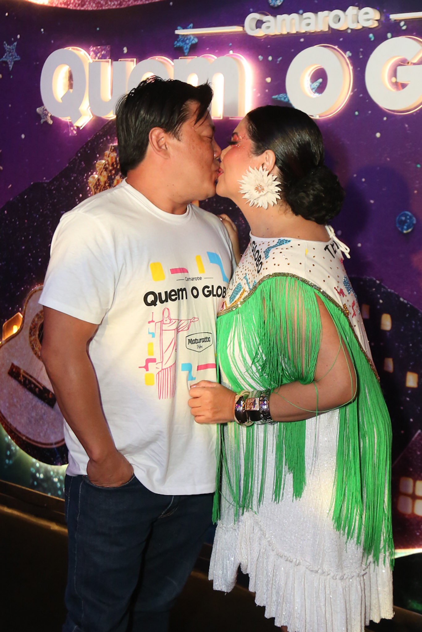 FOTOS: famosos trocam beijos na terça de Carnaval no Rio