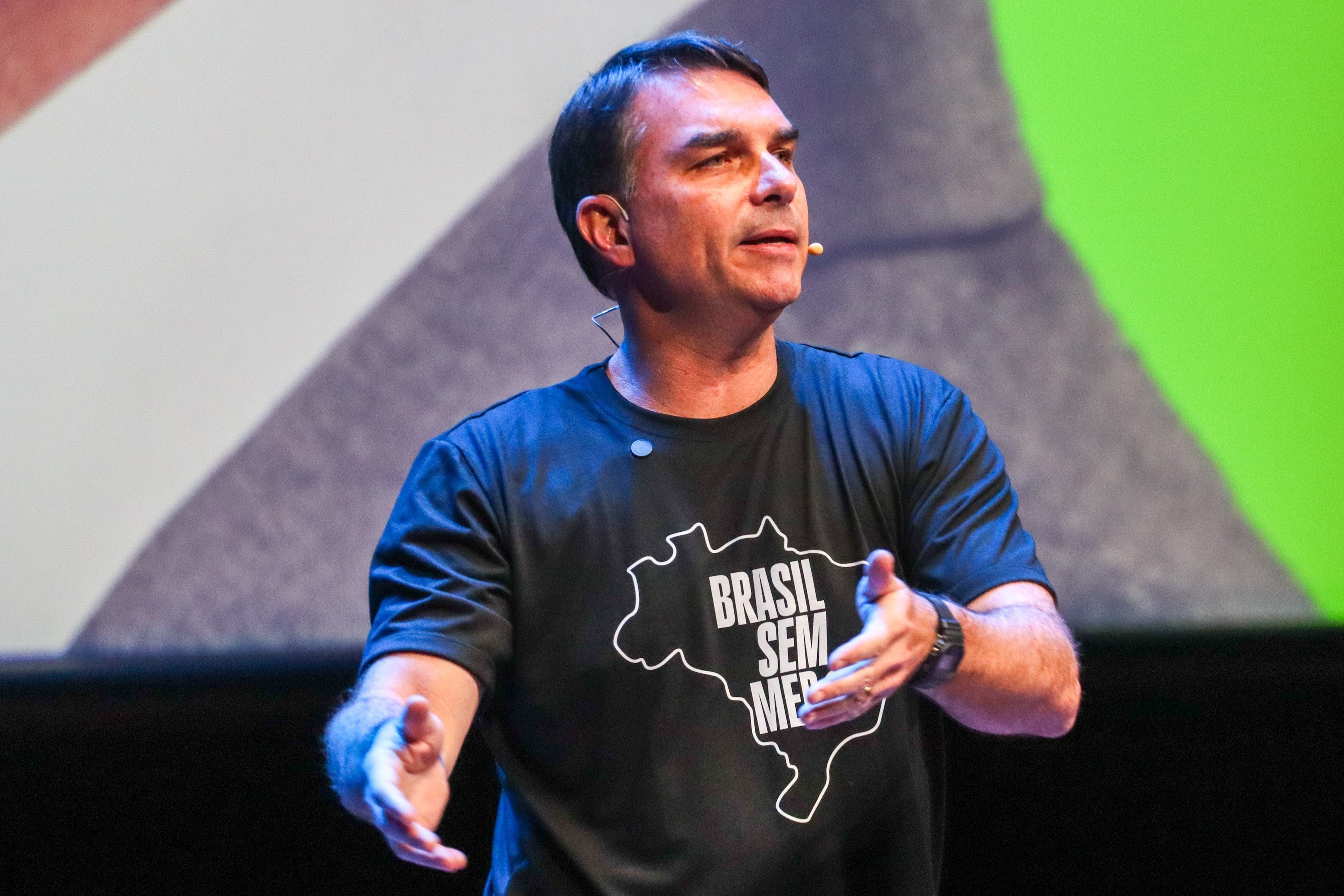 Flávio Bolsonaro propõe presídios inspirados em El Salvador e sistema nacional de reconhecimento facial para reduzir crimes