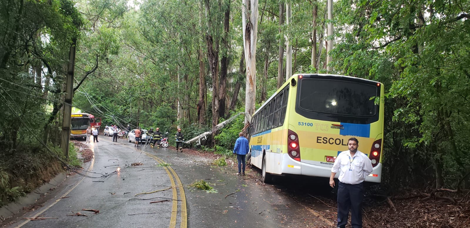 Ônibus escolar bate em poste e deixa crianças e monitora feridas no interior de SP