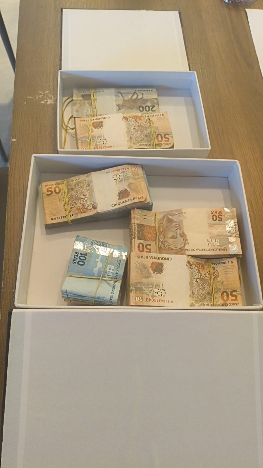 PF encontra dinheiro escondido em livro falso na casa de advogado alvo de operação nesta quarta
